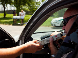 Polícia sa nestačila čudovať: Dvakrát zastavili to isté auto, obaja vodiči boli pod vplyvom alkoholu