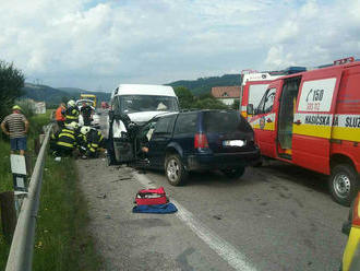 FOTO Vážna dopravná nehoda v Kysuckom Lieskovci: Zranených sedem osôb, zasahujú hasiči