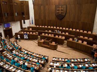 FOTO Deti kládli poslancom národnej rady rôzne otázky: Niektoré ich dokonca zaskočili