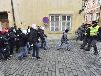 Napadli v Praze pochod na podporu uprchlíků. Čtyři z nich chce policie žalovat