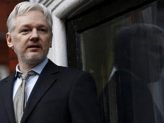 Assange má se znásilněním dál problém. Zatykač na šéfa WikiLeaks platí