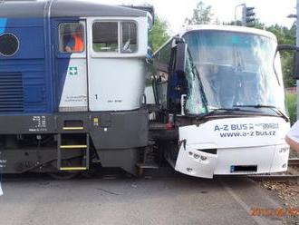 Na Plzeňsku se srazil vlak s autobusem: Jeden zraněný