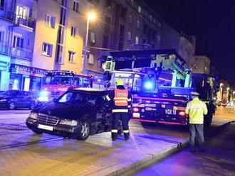 Bulharský Mercedes chtěl předjet tramvaj: Dítko skončilo v nemocnici