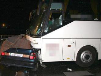 Autobus plný dětí se u Kaplice srazil s autem: Jeden mrtvý