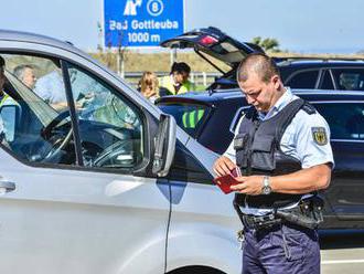 Na odpočívadle u D8 zadrželi policisté 11 cizinců: Jde o nelegální uprchlíky?