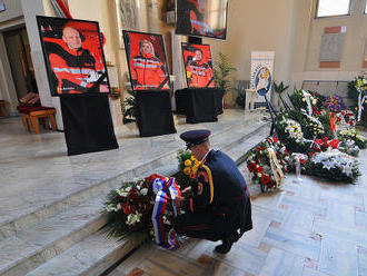 FOTO poslednej rozlúčky so zosnulými záchranármi: Zbohom im prišli dať stovky ľudí