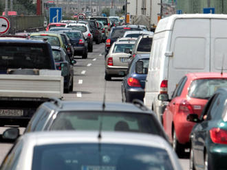 Upozornenie pre vodičov nákladných vozidiel: Na TOMTO hraničnom priechode sú kolóny