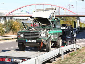 FOTO Zničené policajné autá: Kuriozita spôsobila na rušnej petržalskej ulici kolóny!