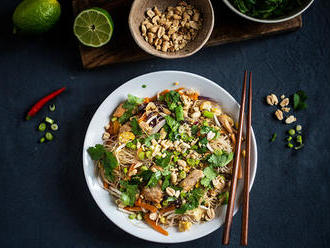 Jídlo plné zeleniny a masa? Zkuste exotické smažené nudle Pad Thai!