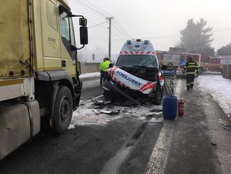 FOTO Hrozivé následky zrážky sanitky s kamiónom: Prevoz vrtuľníkom do nemocnice