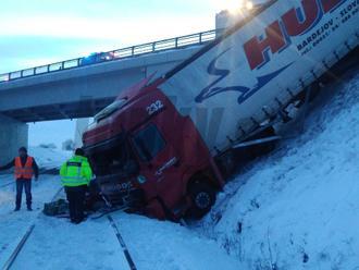 FOTO Nehoda pri Košiciach: Zhrození cestujúci, kamión visí nad koľajnicami, vlaky nepremávajú