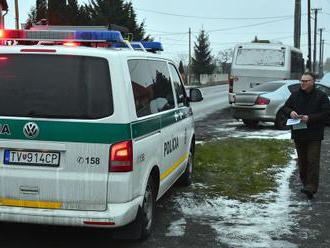 Dopravná nehoda pri obci Trebatice: Auto sa zrazilo s autobusom, zranených najmenej desať ľudí