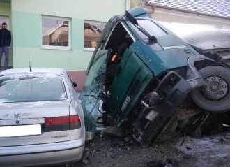 Pri obci Breziny sa zrazilo osobné auto s nákladným: Vodič zahynul