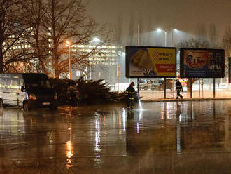 V Nitre prasklo potrubie, FOTO zaplavenej cesty: Domácnosti zostali bez vody