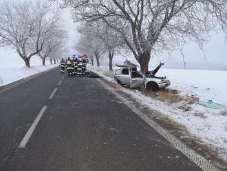 FOTO Tragédia pri Šahách: Vojak   cestou do práce predbiehal dve autá, šmyk a smrť