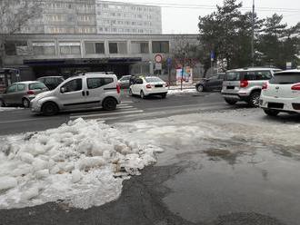 Smrteľná prekážka alebo priechod pre chodcov? Dostať sa do nemocnice bez následkov je zázrak