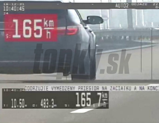 Dušan sa rútil po diaľnici pri Dubnici rýchlosťou 165 km/h: Opitý riskoval s manželkou a deťmi