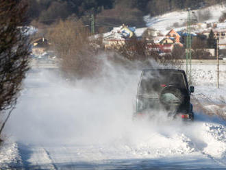 FOTO Snehové jazyky a záveje potrápia takmer celé Slovensko: Aktuálne podmienky na cestách