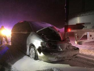 Auto po nehode mimo cesty, policajná akcia v okrese Brezno