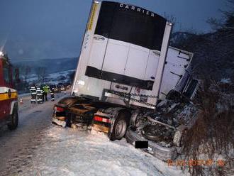 FOTO Desivo vyzerajúca nehoda pri Handlovej: Posádka opla nemala šancu, stal sa zázrak