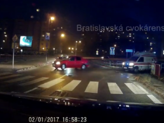 Vodič blokoval sanitku s majákmi: VIDEO Záchranár sa neudržal a vybuchol, toto nechcite počuť