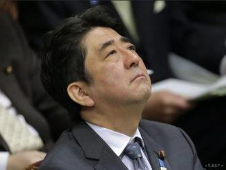 Strana japonského premiéra je favoritom v nadchádzajúcich voľbách