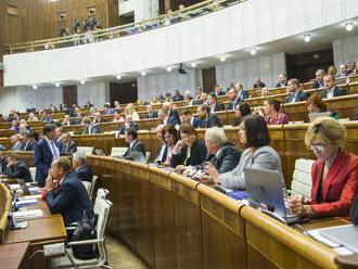 Poslancov čakajú vládne návrhy aj mimoriadna schôdza k R. Bžánovi