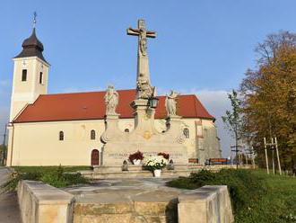 Turistickým ťahákom obce Dolné Dubové je Jozef Ignác Bajza