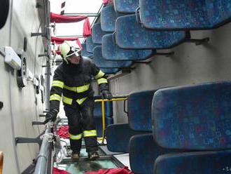 Vo Viedni narazil kamión s prívesom do autobusu MHD, hlásia zranených