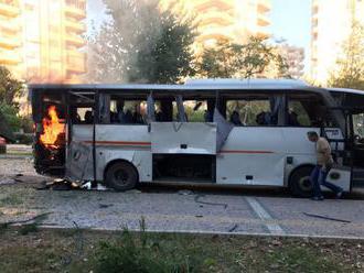 Útok na policajný autobus v Bahrajne si vyžiadal mŕtveho a 8 zranených