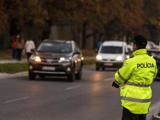 Cintoríny v Šali budú cez sviatky strážiť policajti i nové kamery