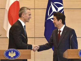 Japonský premiér a šéf NATO sa dohodli na zvýšení tlaku na Pchjongjang