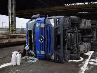 Vodič spadol s nákladným vozidlom do koľajiska: FOTO nehody, hlavnú úlohu zohral alkohol