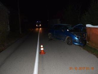 Alkohol za volantom: FOTO Opitý vodič   narazil do oplotenia, vodička do autobusu