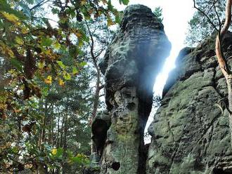 Dutý kámen u Cvikova je turistickou lahůdkou s pozoruhodnými pískovcovými varhanami