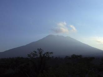 Sopka Agung na Bali sa opäť prebudila, letecké spojenie zatiaľ funguje