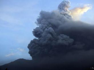 Na ostrove Bali zvýšili výstrahu pred sopkou Agung, uzavreli letisko