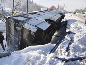 Havária autobusu v Čechách: Hlásia mŕtveho aj zranených