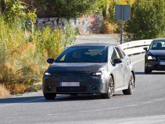 Tohle jsou tvary budoucí Toyoty Auris pro rok 2018. Jezdí polepená izolepou