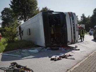 Pri havárii autobusu v Indii zahynulo najmenej 32 ľudí