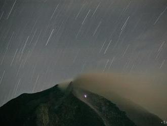 Sopka Sinabung opäť vychrlila popol a sopečný plyn