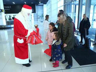 Cestujúci vystúpili na letisku v Bratislave, čakalo ich prekvapenie: FOTO Santa Claus v príletovej h