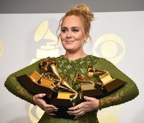 Adele na udeľovaní hudobných cien šokovala: Odmietla prijať ocenenie a zlomila sošku Grammy!