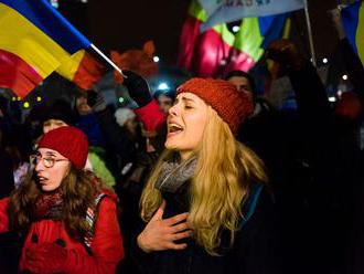 FOTO VNÚTRI Protivládne protesty pokračujú: Desaťtisíce Rumunov vytvorili v uliciach farebné divadlo