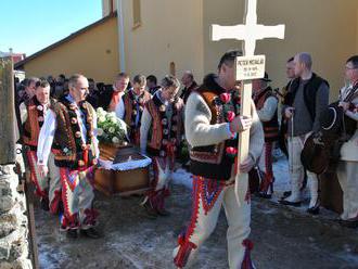 Zúfalá manželka goralského kráľa: Emotívny pohreb bol nad jej sily!