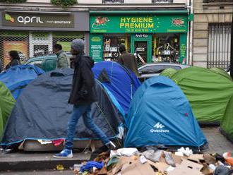 Parížska radnica pritvrdzuje: Pod mosty rozmiestnila balvany, bojí sa migrantov?