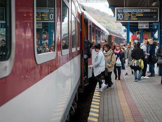 Na železniciach pribudnú dvojjazyčné tabule, v Európe sú štandardom