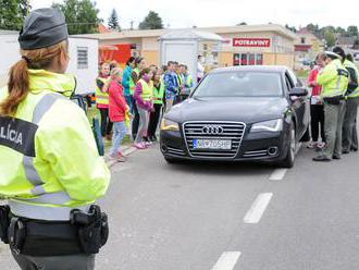 Školákom na západe sa začali prázdniny, polícia avizuje kontroly