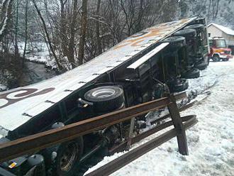 Hrozivé FOTO nehôd pri Borovciach a Domaniži: Auto na streche, kamión nad potokom