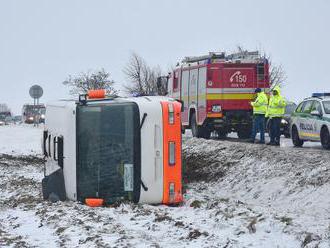 FOTO Hrozivá havária autobusu pri Michalovciach: Skončil mimo cesty a prevrátený